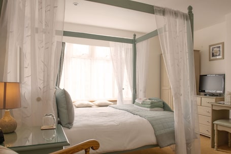 Premium bedding, iron/ironing board, free cots/infant beds, free WiFi. Blue Waters Lodge