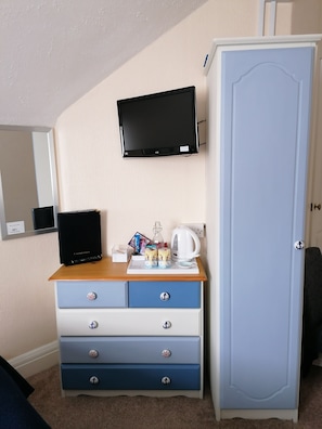 Suite, 2 Bedrooms | Premium bedding, iron/ironing board, free cots/infant beds, free WiFi
