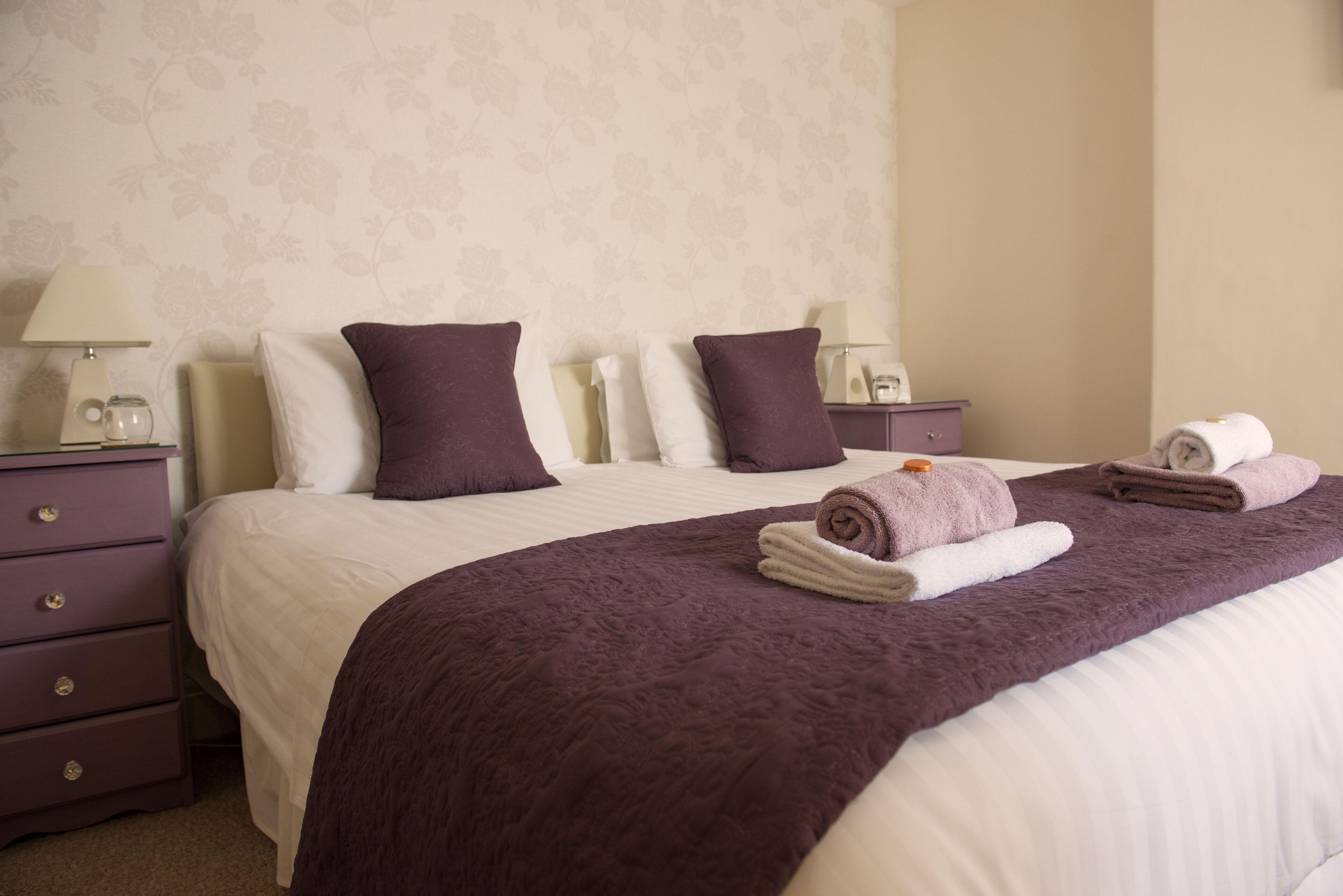 Ropa de cama de alta calidad y tabla de planchar con plancha 