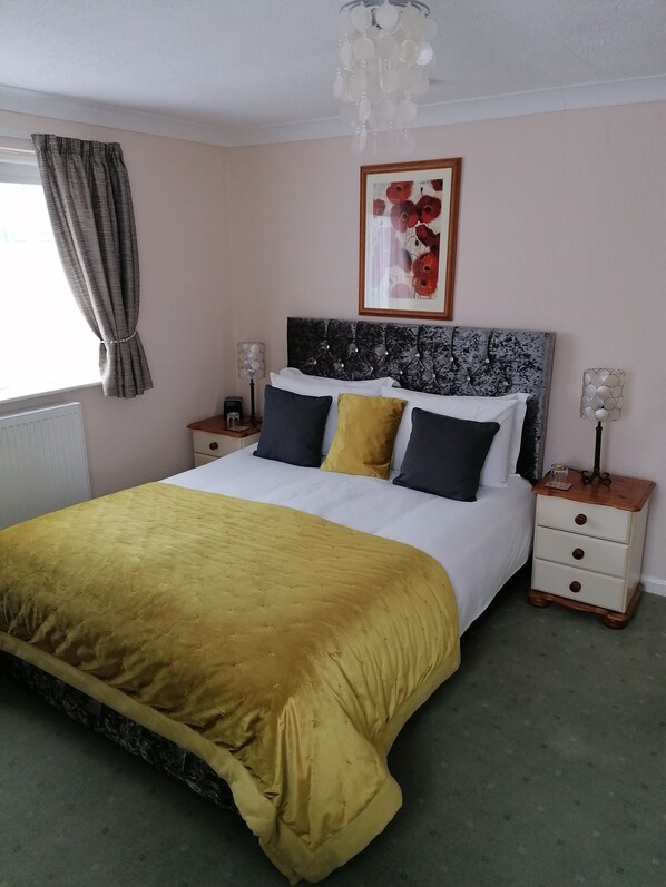 Chambre luxueuse, 1 très grand lit | Literie de qualité, fer et planche à repasser, lit de bébé (gratuit)