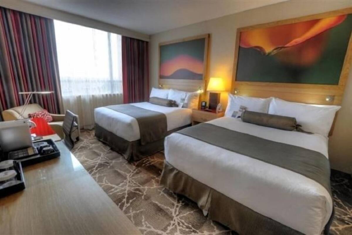 Luxe beddengoed, een kluis op de kamer, een bureau, een laptopwerkplek