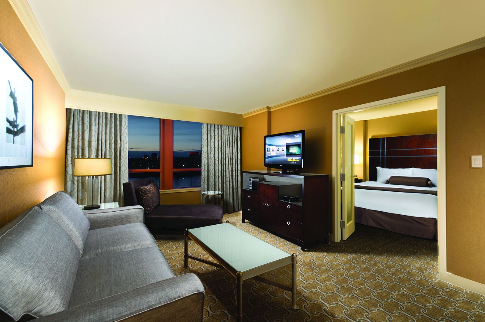 Phòng Suite, 1 phòng ngủ, quang cảnh bến du thuyền (Resort) | Phòng khách | TV LCD 42-inch có truyền hình cáp, TV, iPod dock 