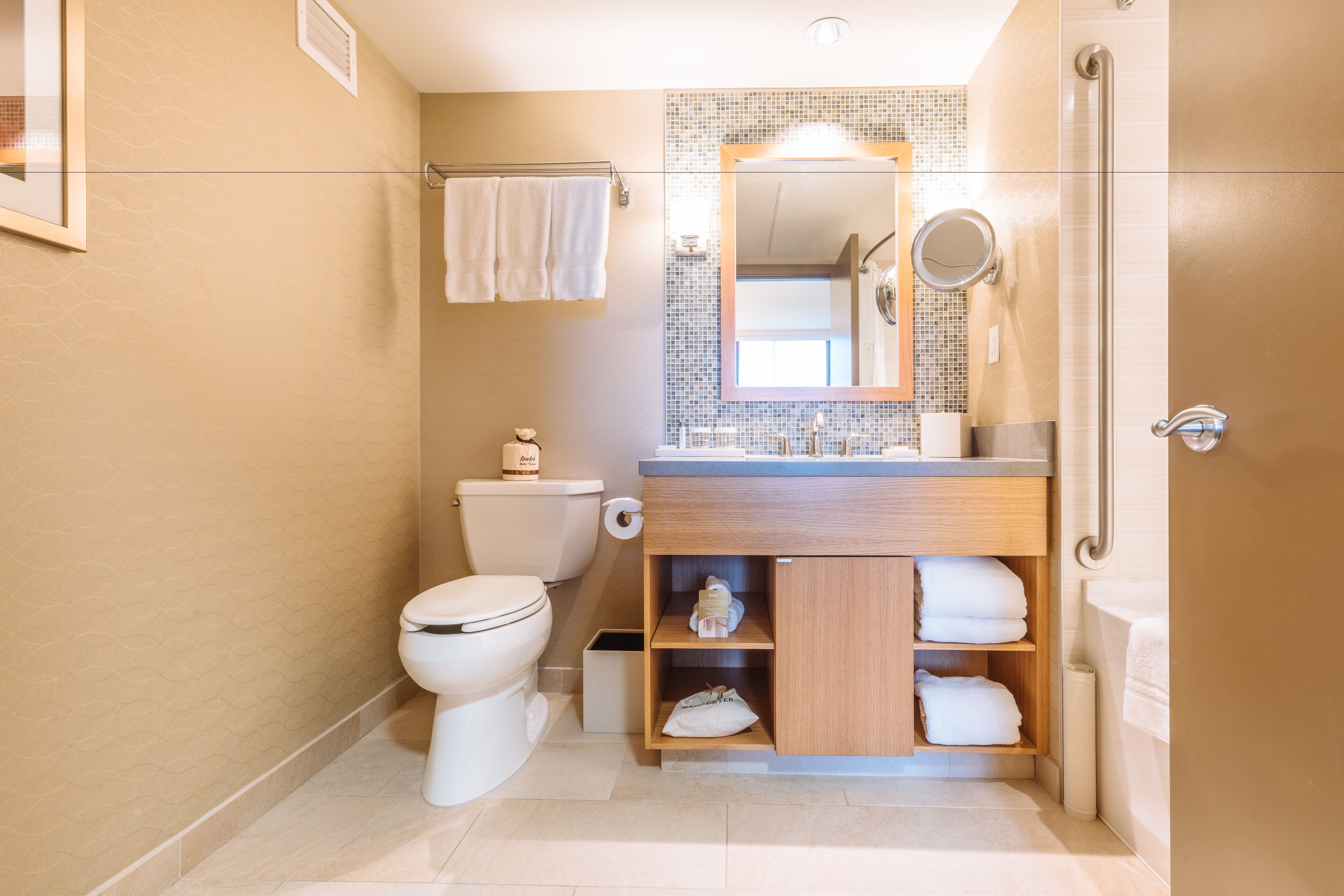 city room, 1 king bed, resort view (south tower) | bathroom | free toiletries, bathrobes, slippers, towels