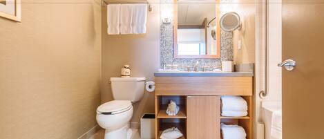 Une salle de bain moderne équipée de toilettes, d’un lavabo et d’une douche.