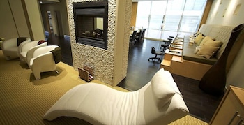 Couples treatment rooms, body treatments, mud baths, hydrotherapy at River Rock Casino Resort