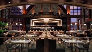 Un restaurant spacieux et moderne, doté d’un long comptoir, de plusieurs espaces de restauration et d’un bar.