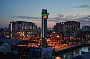 Un complexe hôtelier et un casino dotés d’une tour imposante portant l’inscription « RiverRock Casino Resort ».