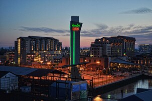 Un complejo turístico con casino y una torre destacada que indica "RiverRock Casino Resort".