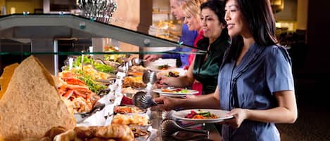 Ein Buffet mit verschiedenen Speisen und einer Glastheke.