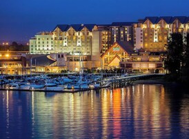 Fachada da propriedade à noite