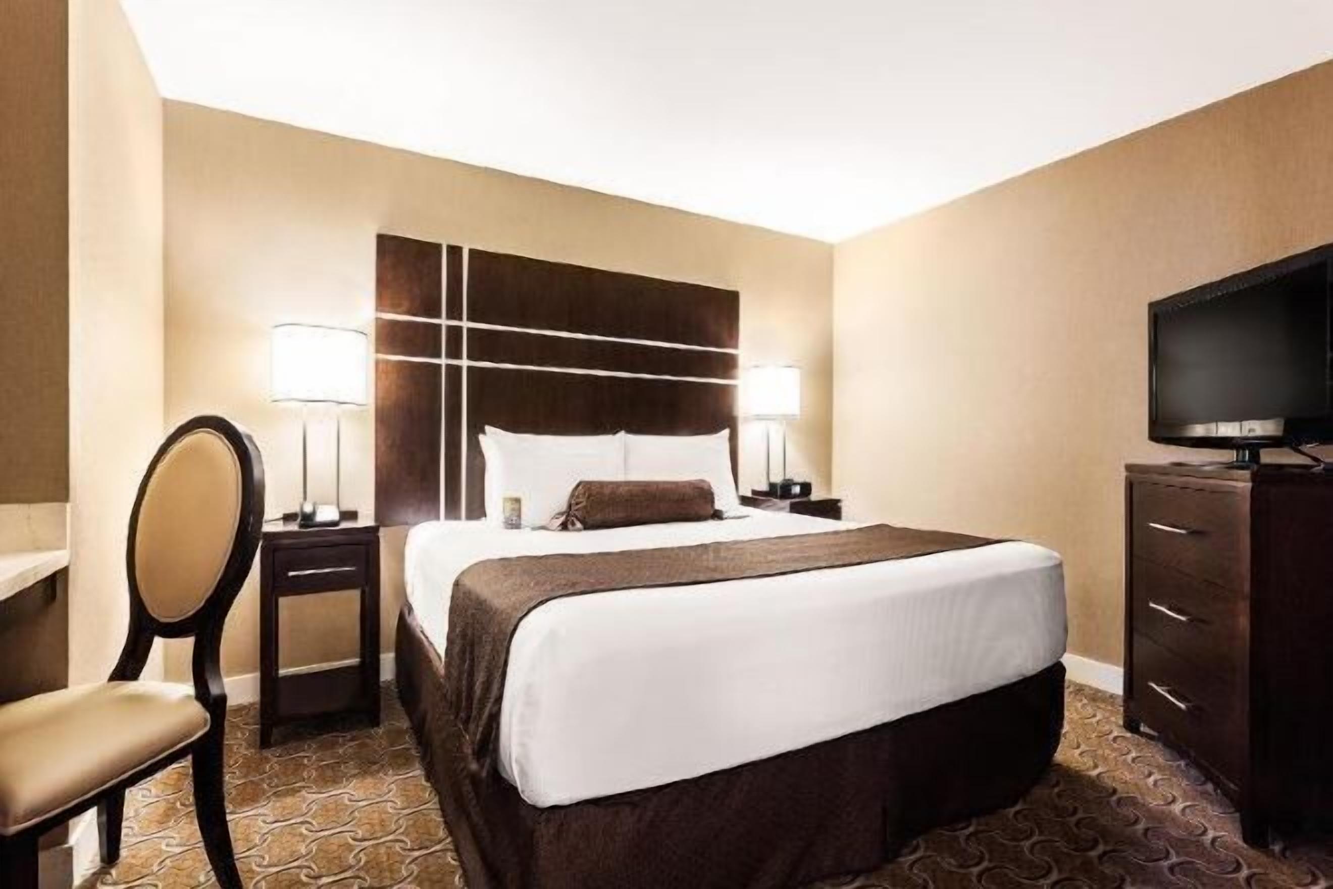 Premium bedding, in-room safe, desk, laptop workspace