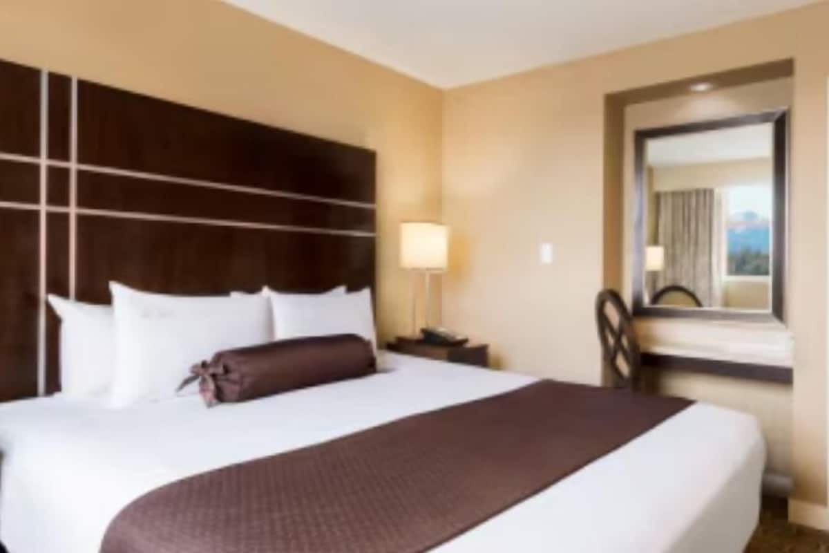 1 bedroom, premium bedding, in-room safe, desk