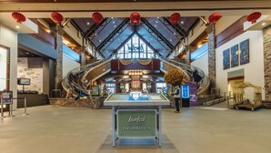 Un vaste atrium doté d’un plafond de verre, de tapis roulants et d’un kiosque d’information du RiverRock Casino Resort.