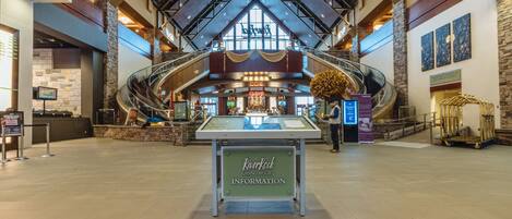 Un vaste atrium doté d’un plafond de verre, de tapis roulants et d’un kiosque d’information du RiverRock Casino Resort.