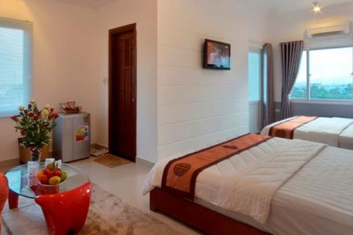 Executive Suite, River View | Minibar, in-room safe, WiFi (free), individually decorated