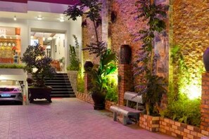 Free self parking - Hanh Dat Hotel (Hue)