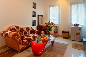 ميني بار وخزنة داخل الغرفة وبديكورات فريدة لكل غرفة وواي فاي مجانًا