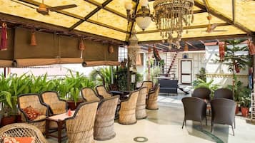 2 restauranter, frokost, lunsj og middag serveres, indiske retter