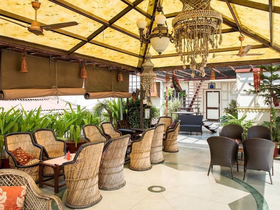 2 restaurantes; se sirve desayuno, almuerzo y cena; cocina india