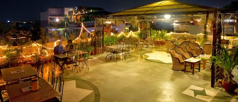 2 bars/lounges, bar met dakterras
