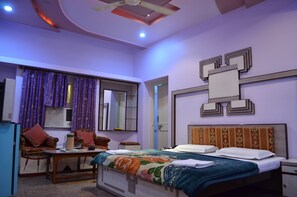 Quarto casal superluxo | Individualmente decorados, escrivaninha, cortinas blackout