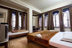 Kamar Triple Standar | Didekorasi berbeda-beda, meja kerja, dan tirai kedap cahaya