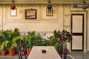 2 restoran; melayani sarapan, makan siang, dan makan malam