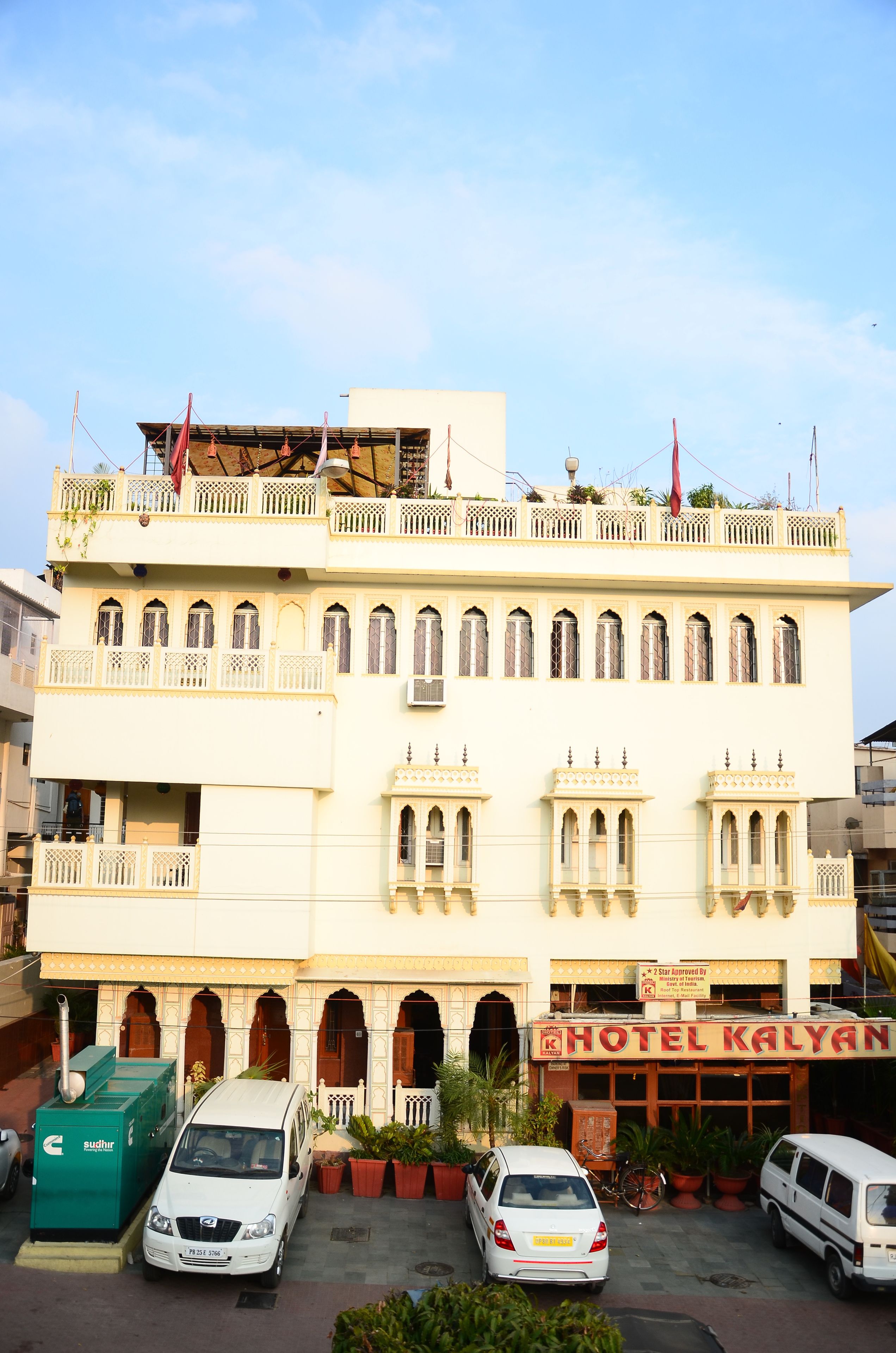 Un hotel de varios pisos con un letrero que dice "HOTEL KALYAN".