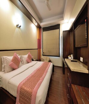 Superior Room | Premium bedding, minibar, in-room safe, individually decorated - Hotel Marble Arch (New Delhi)