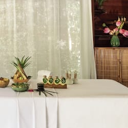 Couples treatment rooms, hot tub, body treatments, aromatherapy
