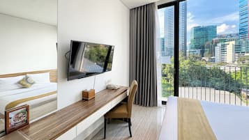 Premium bedding, pillow-top beds, minibar, in-room safe