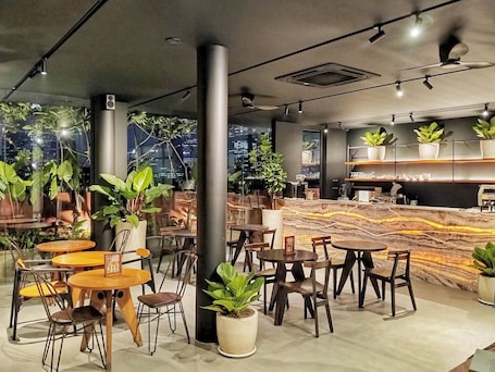 Se sirven desayunos y almuerzos; cocina asiática; con vista al jardín