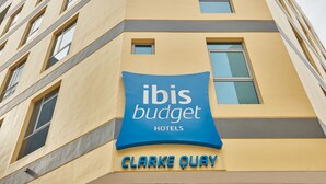 A hotel sign for ibis budget hotels in Clarke Quay. - ibis budget Singapore Clarke Quay (Singapore)