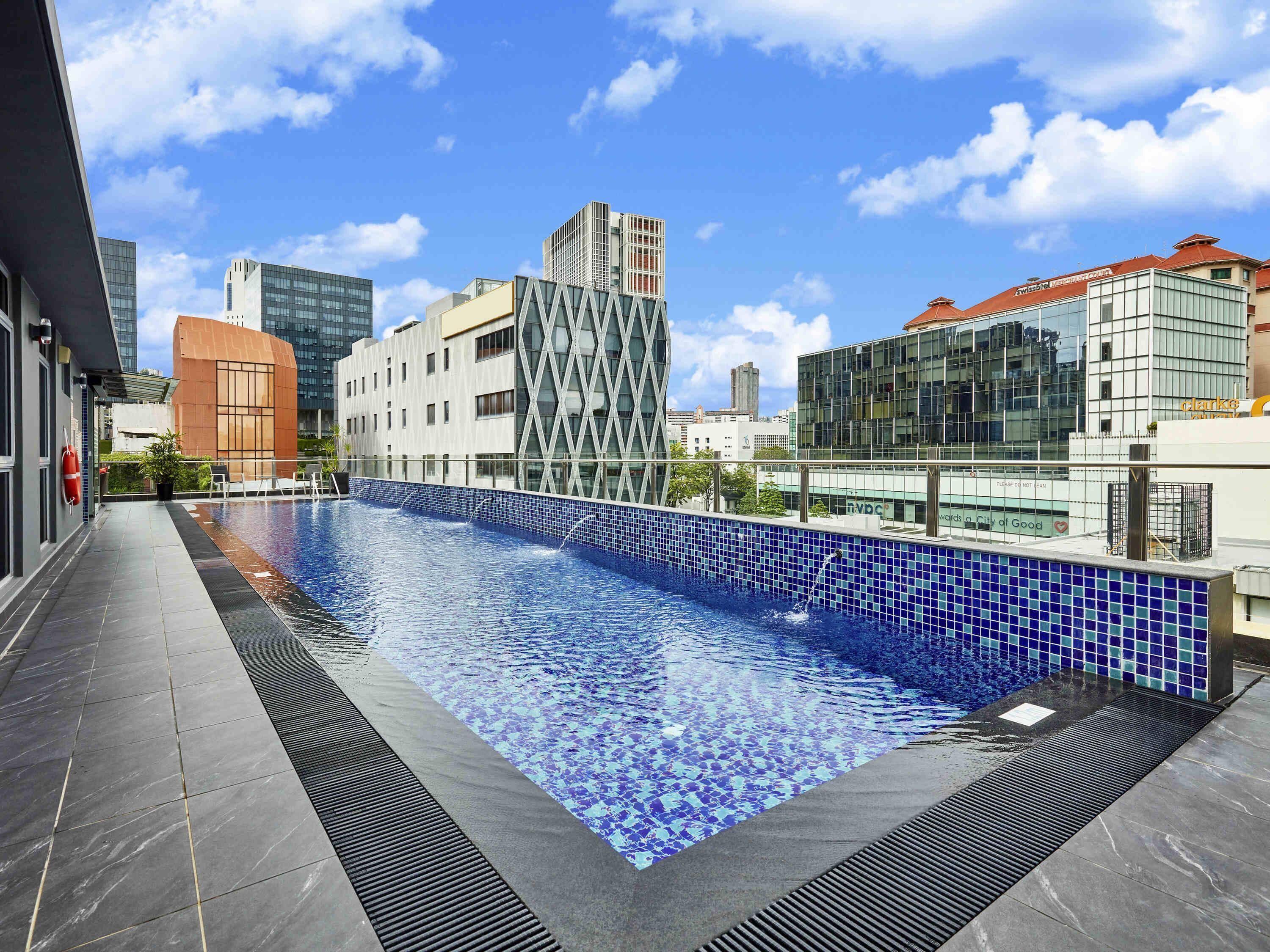 Una piscina al aire libre