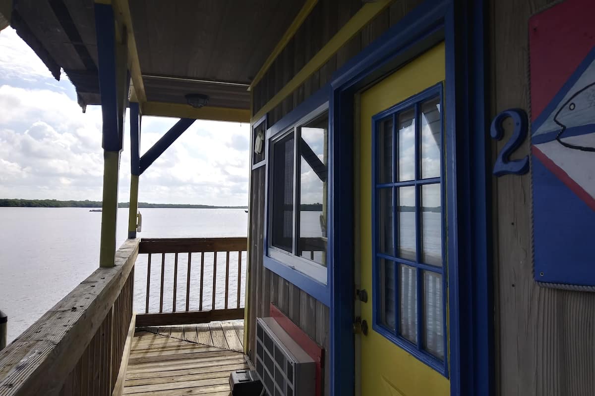 Corner Room with Water View on Dock Side | Vue de la chambre