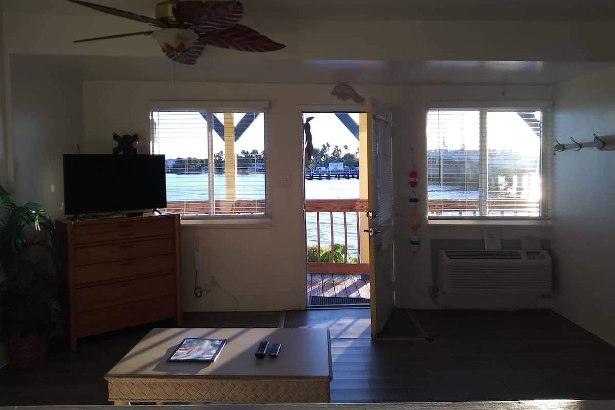 Suite Studio Deluxe, 1 très grand lit et 1 canapé-lit, sur l'eau | Décoration personnalisée, ameublement personnalisé