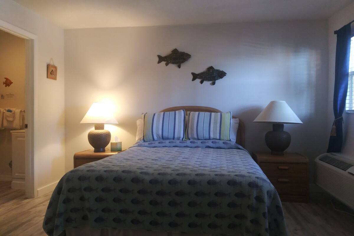 Standard Room, 1 Queen Bed, Connecting Rooms, Overwater | Iron/ironing board (on request), WiFi (free), individually decorated