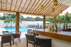 Hồ bơi ngoài trời, mở cửa từ 7:00 đến 19:00, ghế dài tắm nắng 