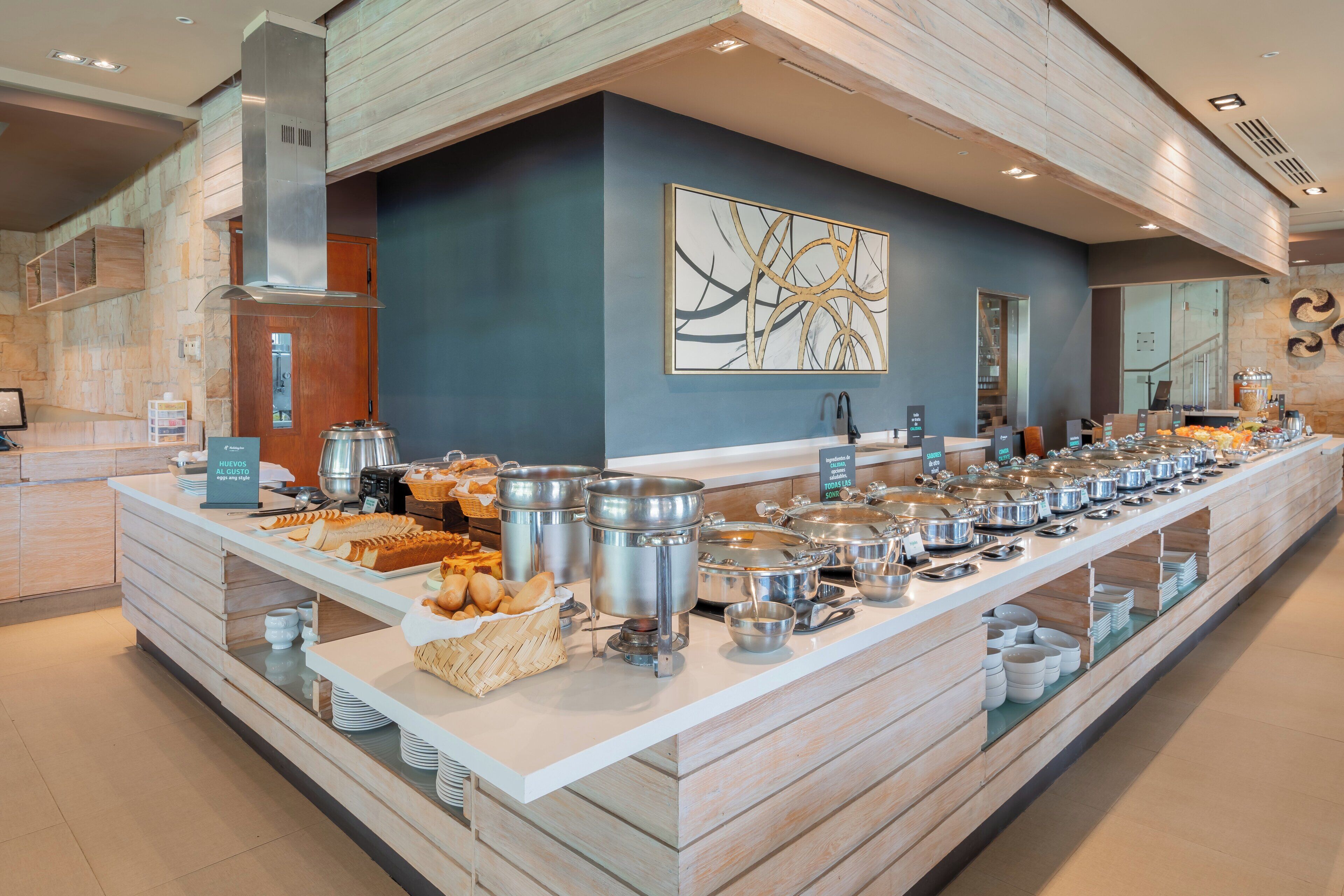 breakfast, lunch, dinner served; international cuisine