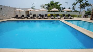 Außenpool, geöffnet von 07:00 Uhr bis 19:00 Uhr, Liegestühle