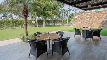 Daily buffet breakfast (MXN 350 per person)
