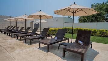 Alberca al aire libre, acceso de 07:00 a 19:00, y camastros