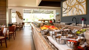 朝食、ランチ、ディナーに営業 (多国籍料理)