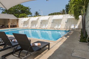 Piscina externa, funciona das 7h às 19h, espreguiçadeiras