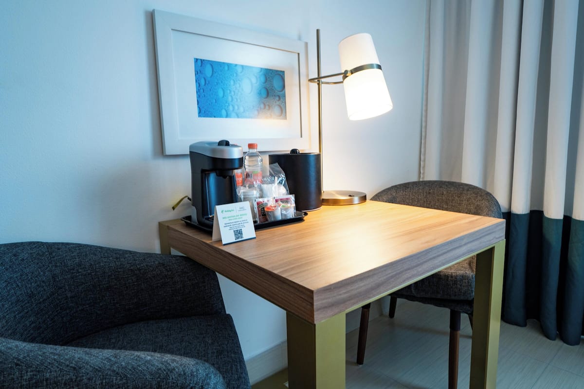 Standard Room | Peralatan tempat tidur premium, gebar bulu kapas, peti besi dalam bilik
