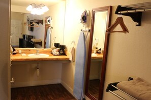 Superior Room, 2 Queen Beds, Accessible,Ground Floor (Pet Friendly with Pet Fee) | 浴室 | 淋浴/盆浴组合、免费洗浴用品、吹风机、毛巾