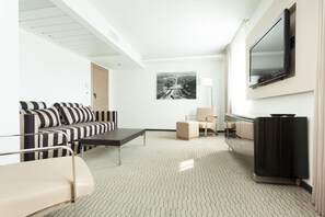 Suite, 1 King Bed | Living area