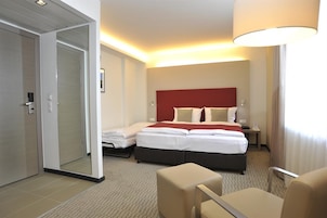 Deluxe Room, 1 King Bed | Hypo-allergenic bedding available, pillowtop beds, minibar, in-room safe