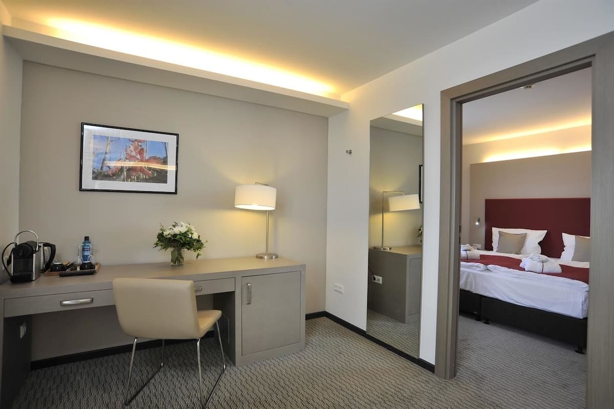 suite, 1 king bed | room amenity