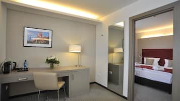 Suite, 1 King Bed | Room amenity